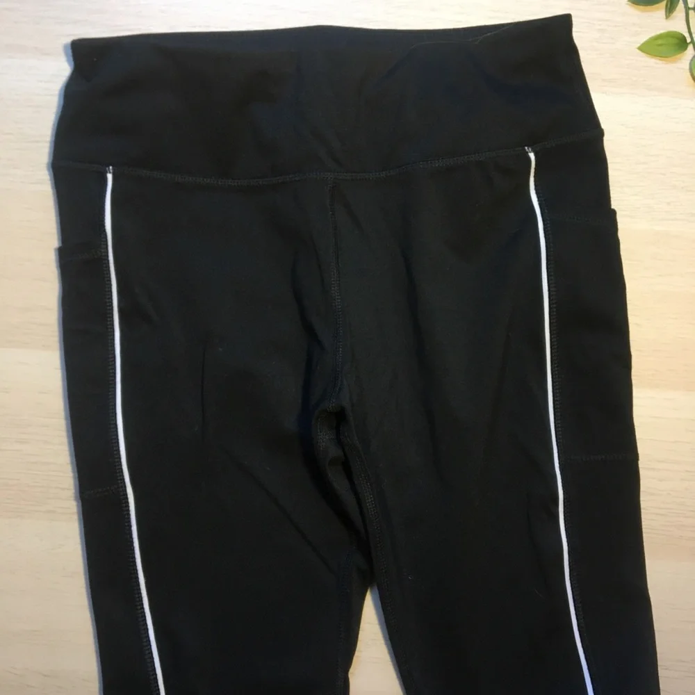👀 4/$10 Avia Black athletic leggings with white stripe & side pockets - Picture 3 of 5